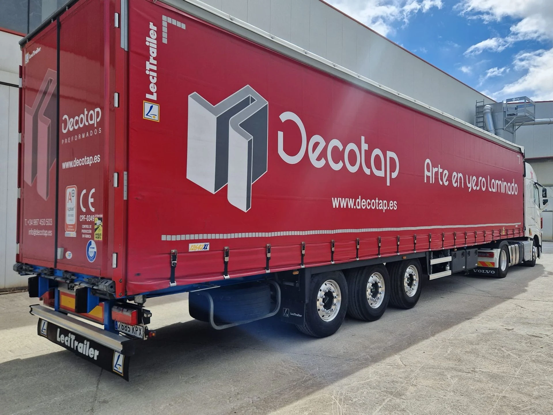 Camión de Decotap preparado para la entrega