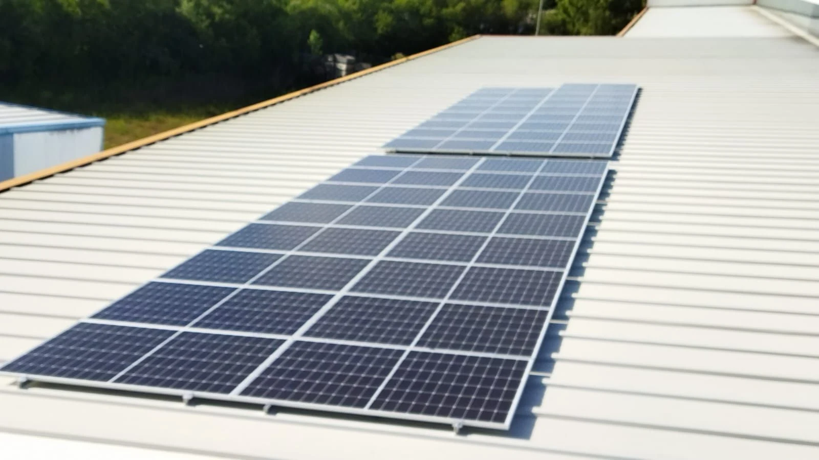 Placas solares en la cubierta de la fábrica