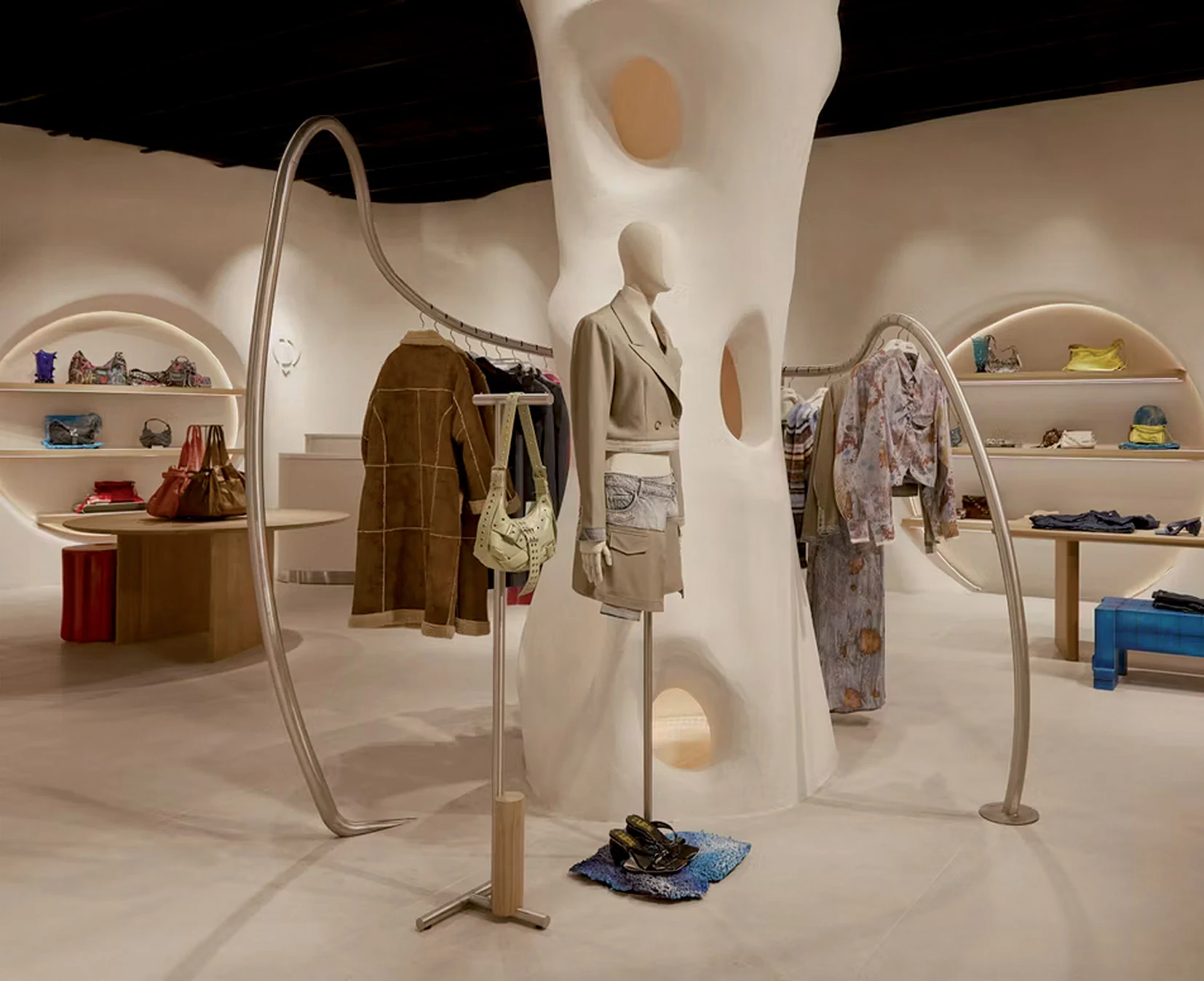 Tienda Desigual con árbol escultórico en yeso laminado