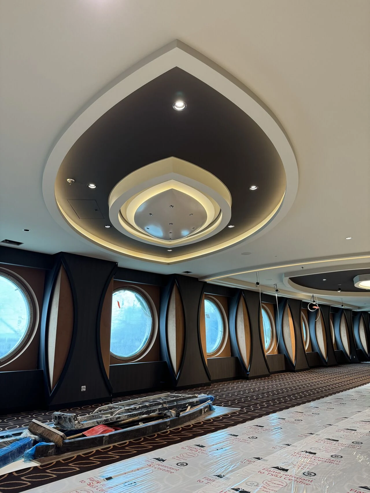 Techo junto a los ojos de buey · Utopia of the Seas