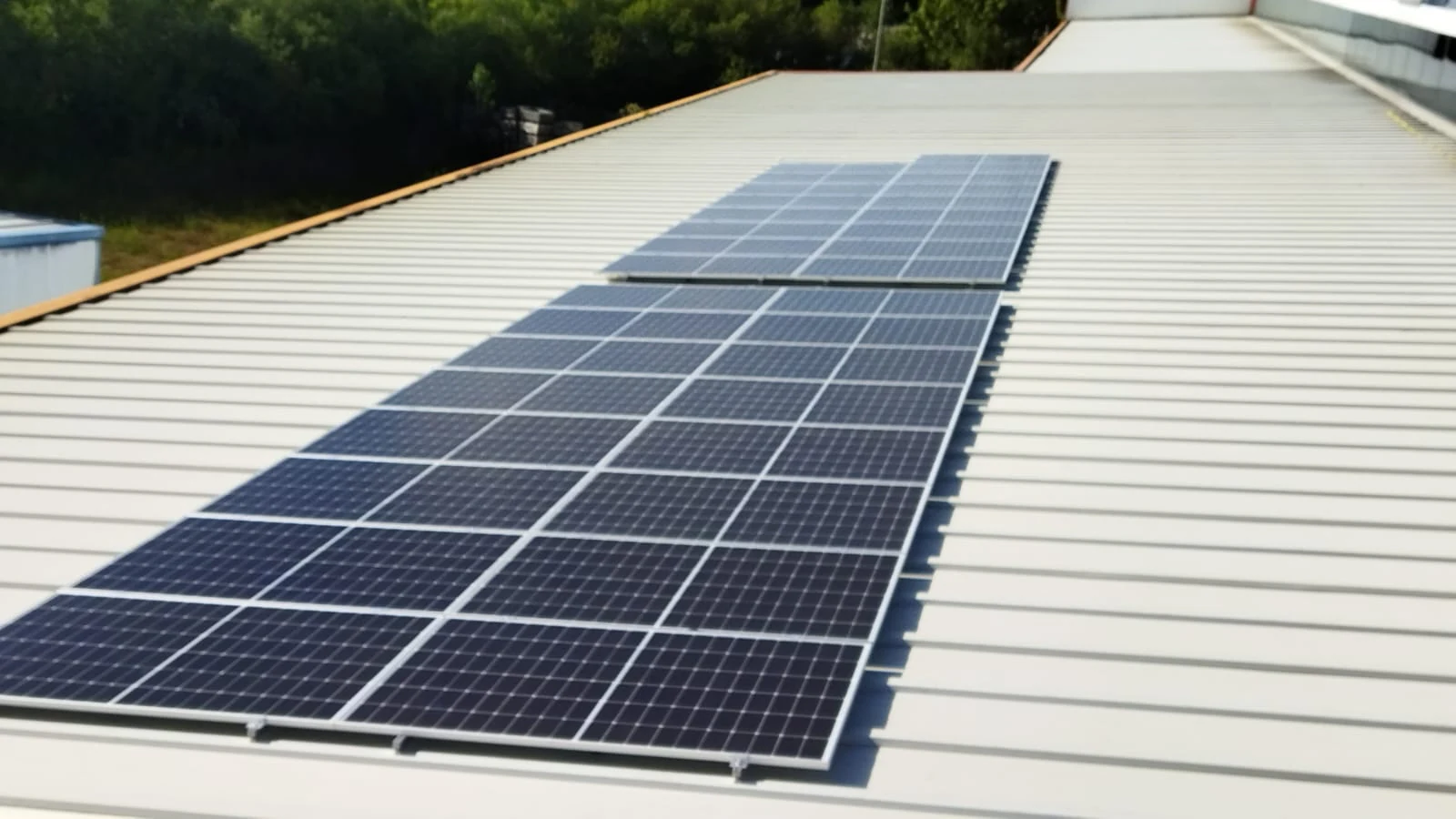 Placas solares sobre la cubierta de la fábrica de Decotap