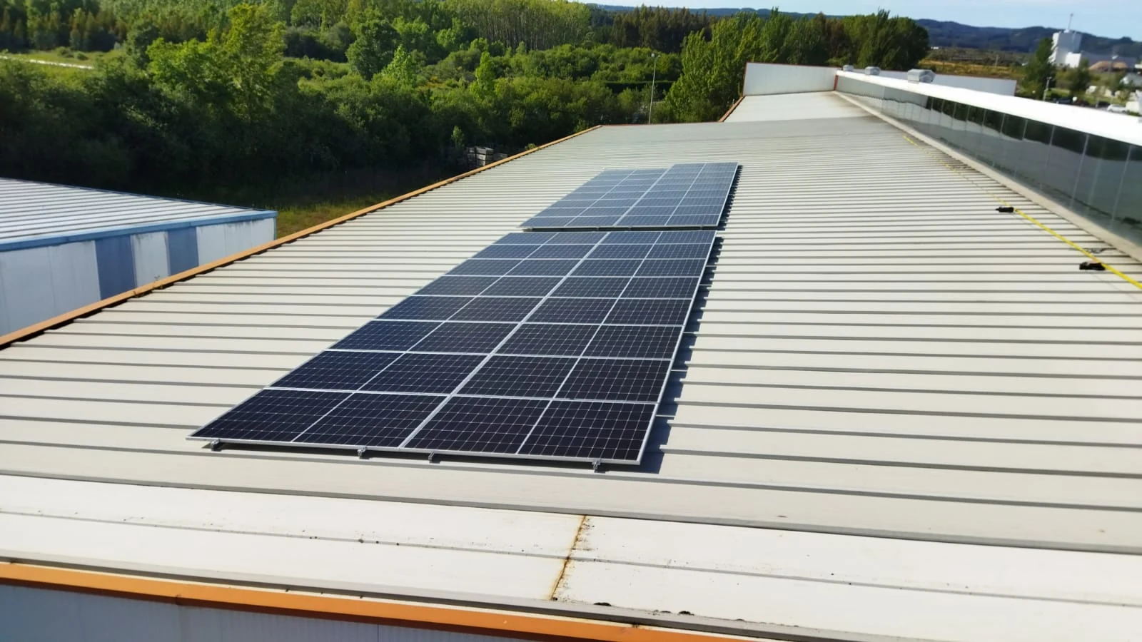 Instalación fotovoltaica en la cubierta de la fábrica