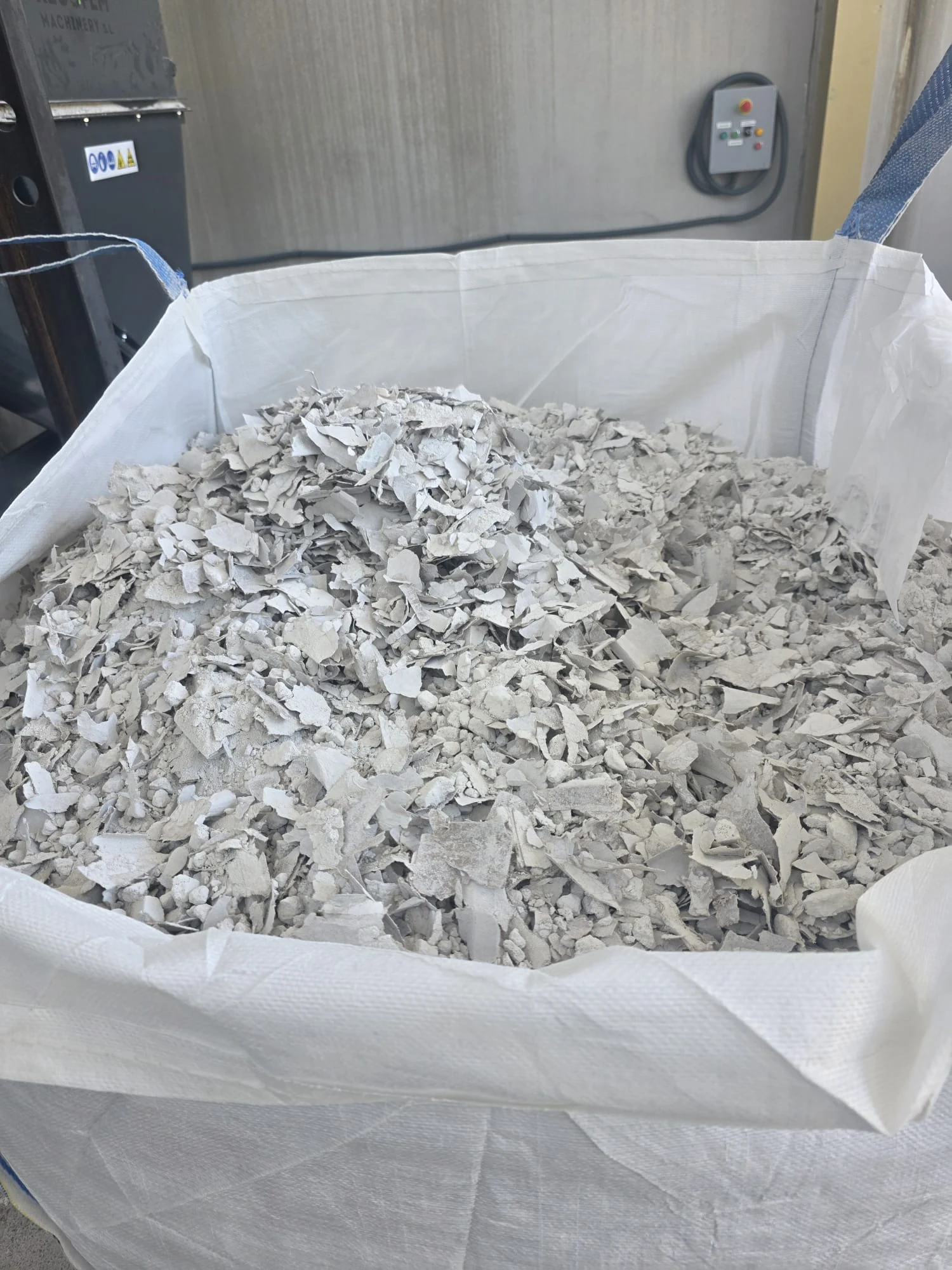 Saca llena de yeso laminado triturado